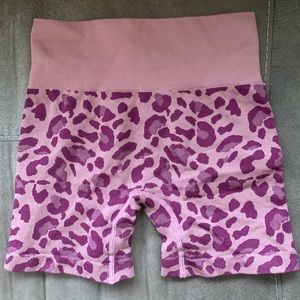 seamless leopard shorts
